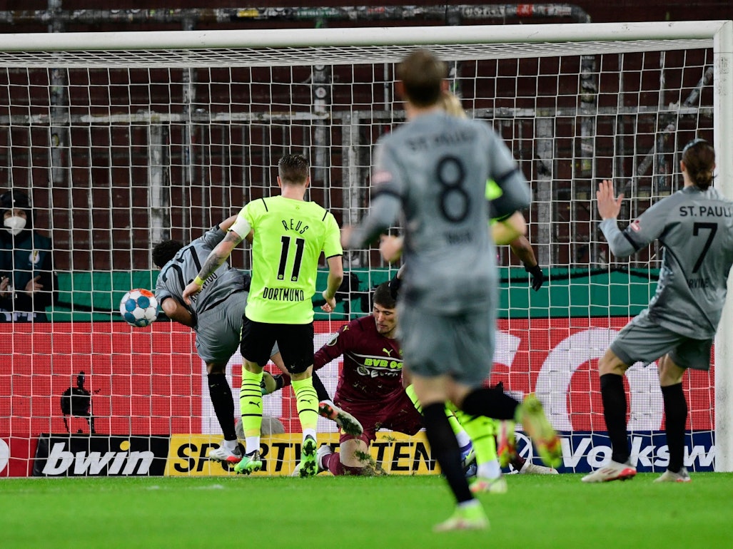 Etienne Amenyido trifft im DFB-Pokal für den FC St. Pauli gegen Borussia Dortmund.