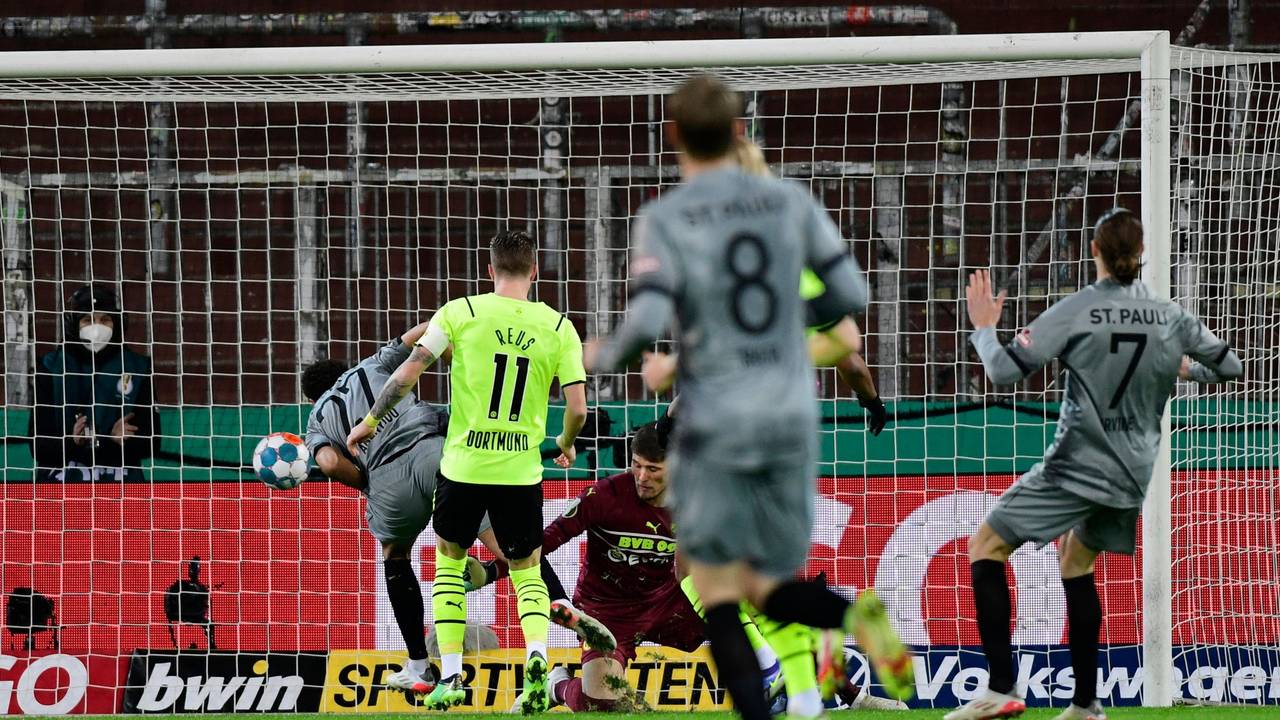 Etienne Amenyido trifft im DFB-Pokal für den FC St. Pauli gegen Borussia Dortmund.