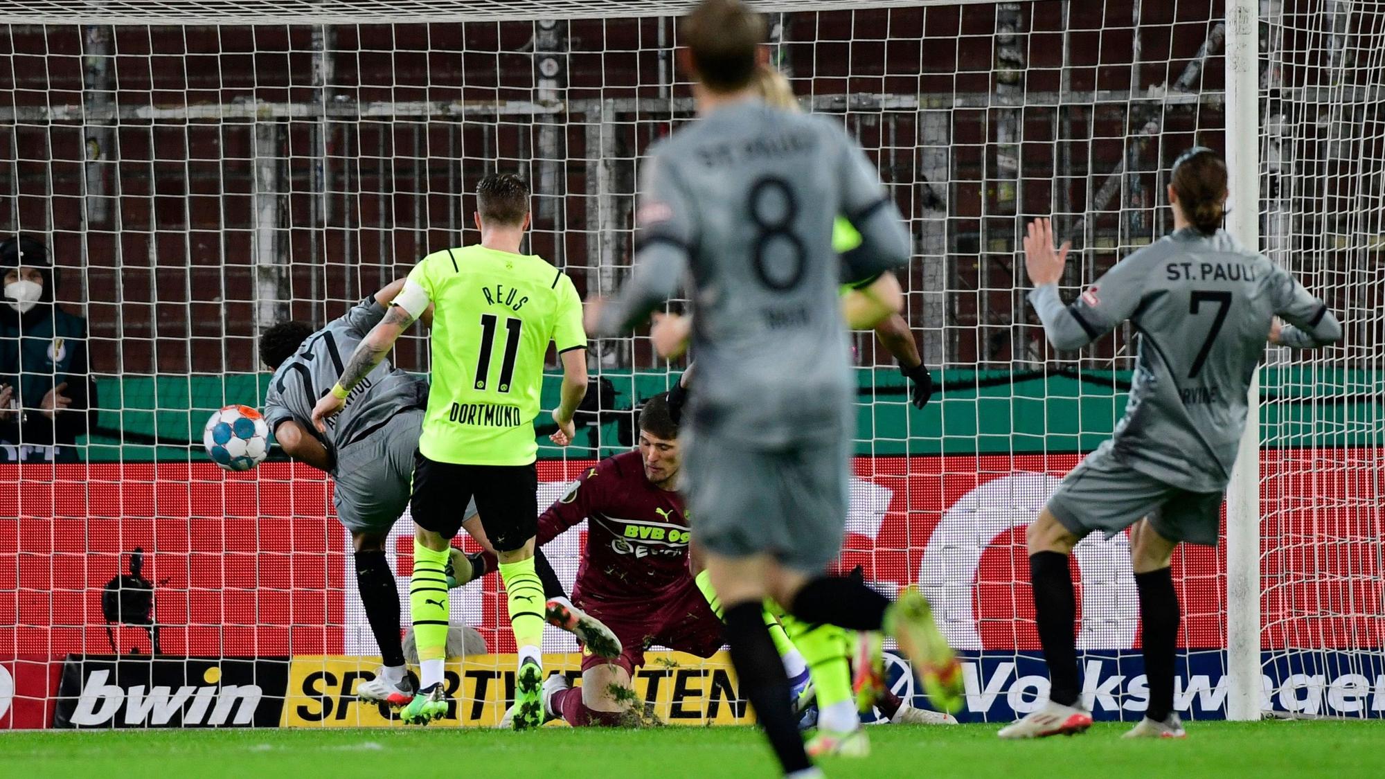 Etienne Amenyido trifft im DFB-Pokal für den FC St. Pauli gegen Borussia Dortmund.