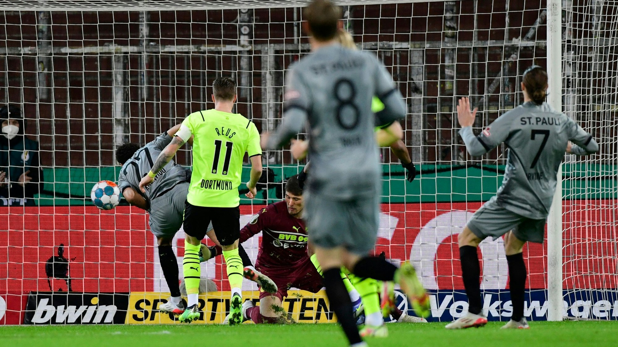 Etienne Amenyido trifft im DFB-Pokal für den FC St. Pauli gegen Borussia Dortmund.
