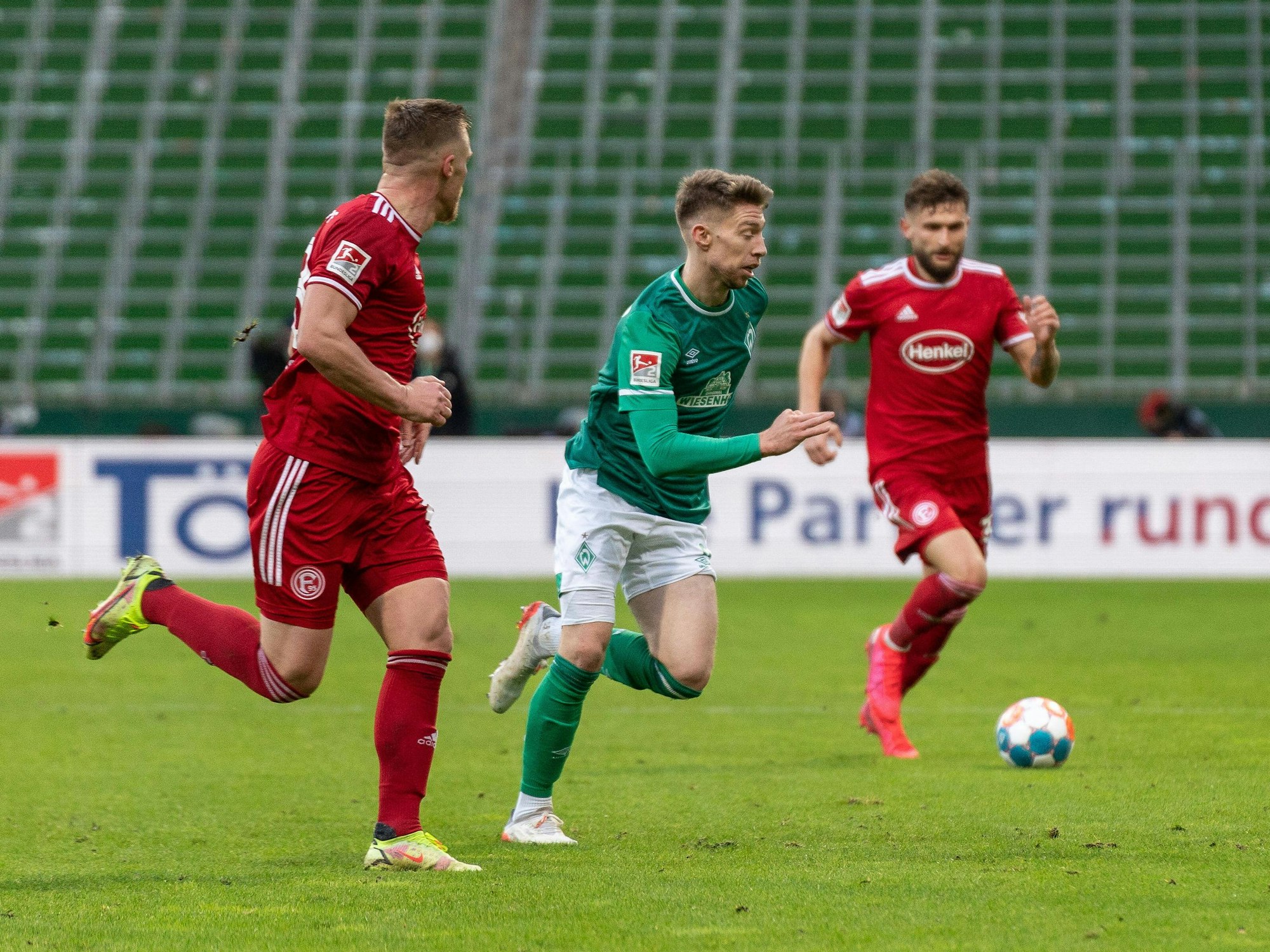 Mitchell Weiser verfolgt den einlaufenden Rouwen Hennings.