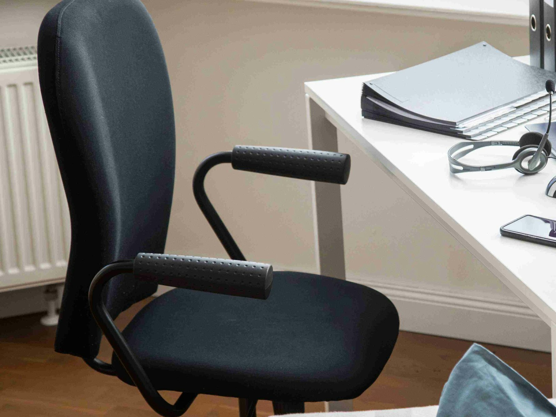 Ein Bürostuhl steht vor einem Schreibtisch.