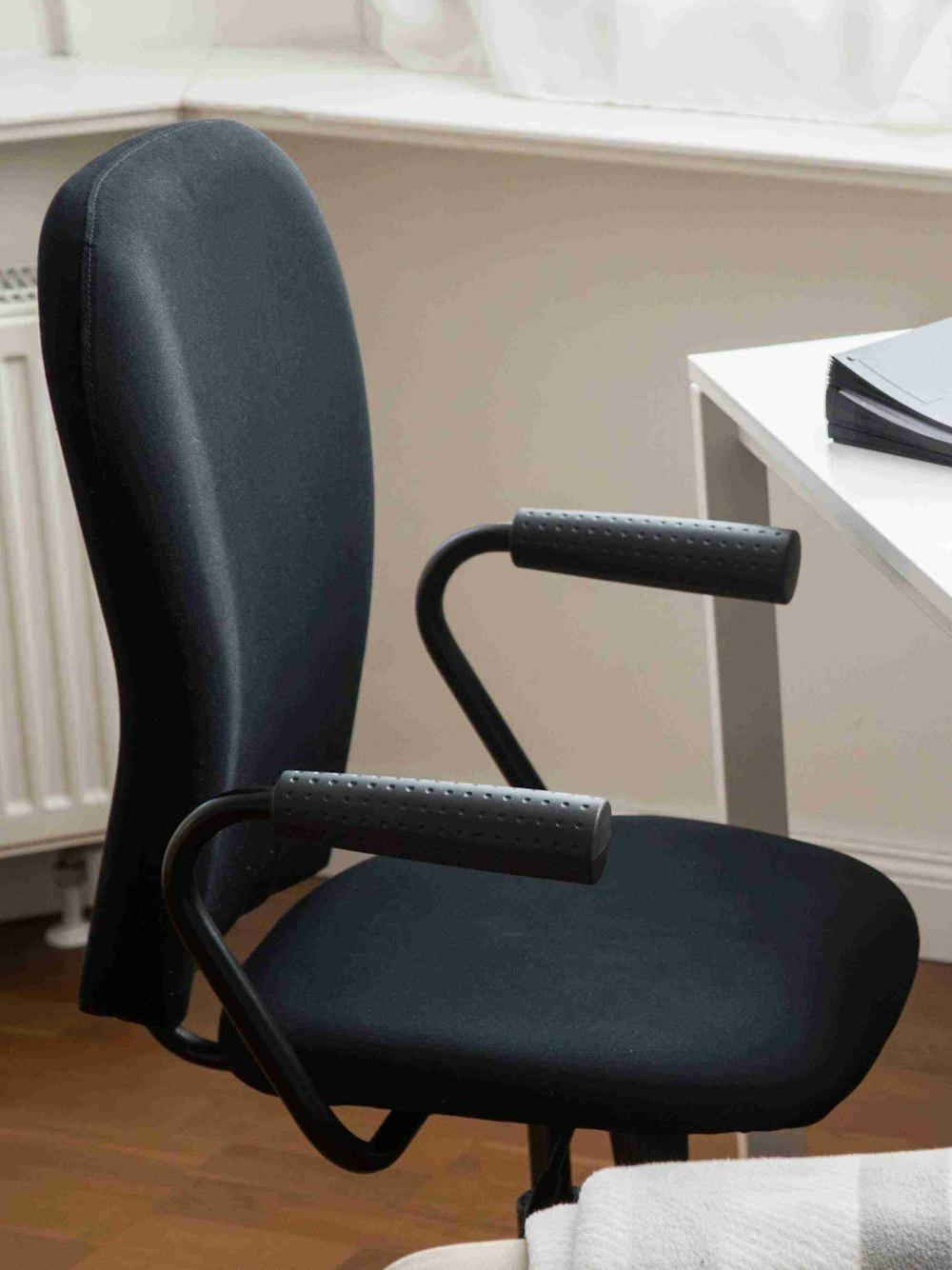 Ein Brüostuhl steht vor einem Schreibtisch.