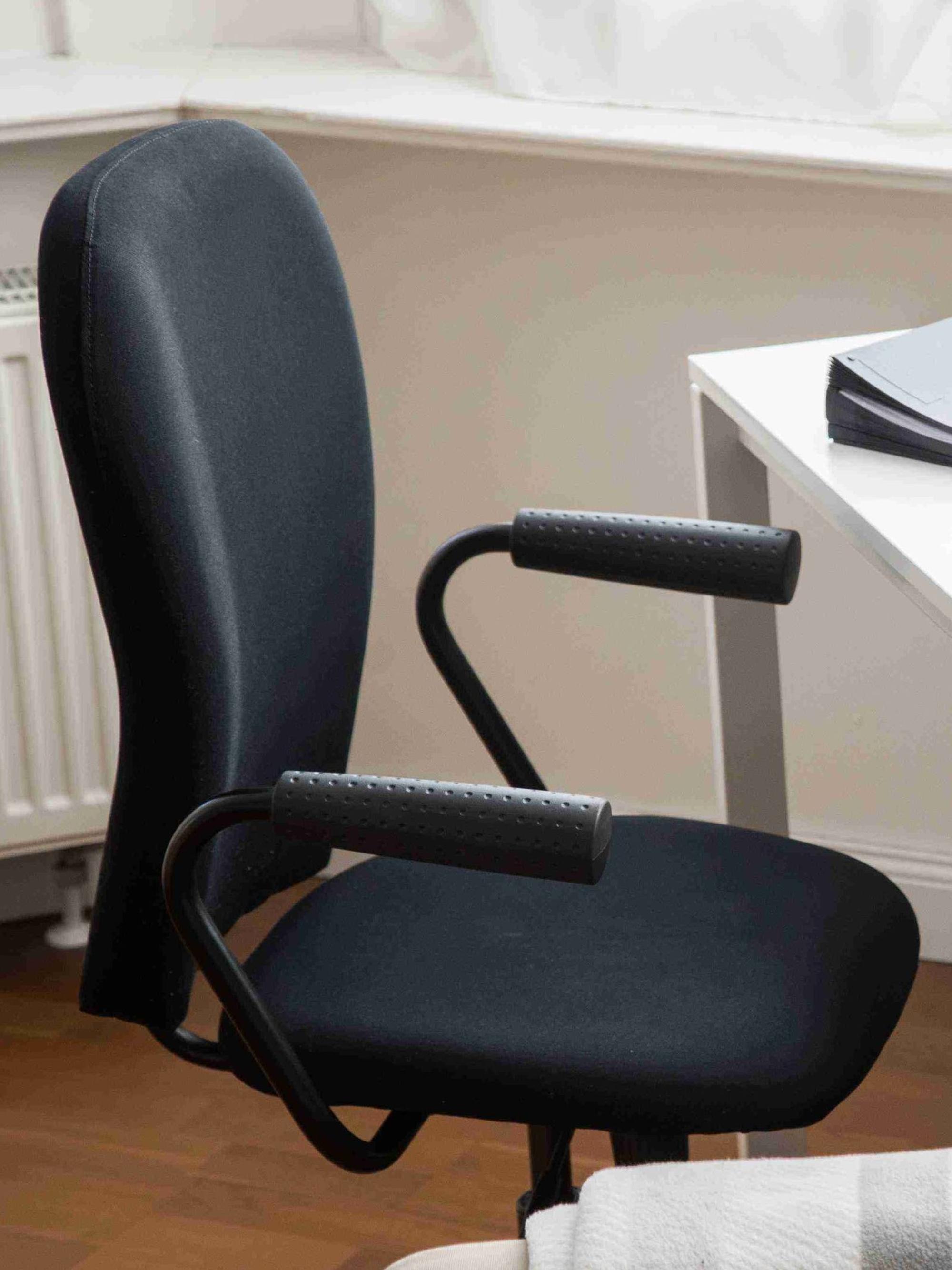 Ein Brüostuhl steht vor einem Schreibtisch.