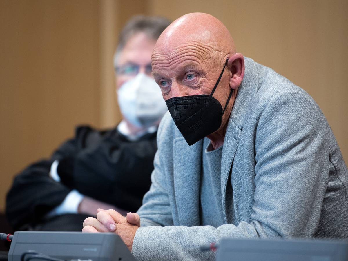Joe Bausch, Schauspieler und Arzt, wartet mit seinem Anwalt Peter Wehn auf den Beginn der Verhandlung. dpa-Bildfunk +++