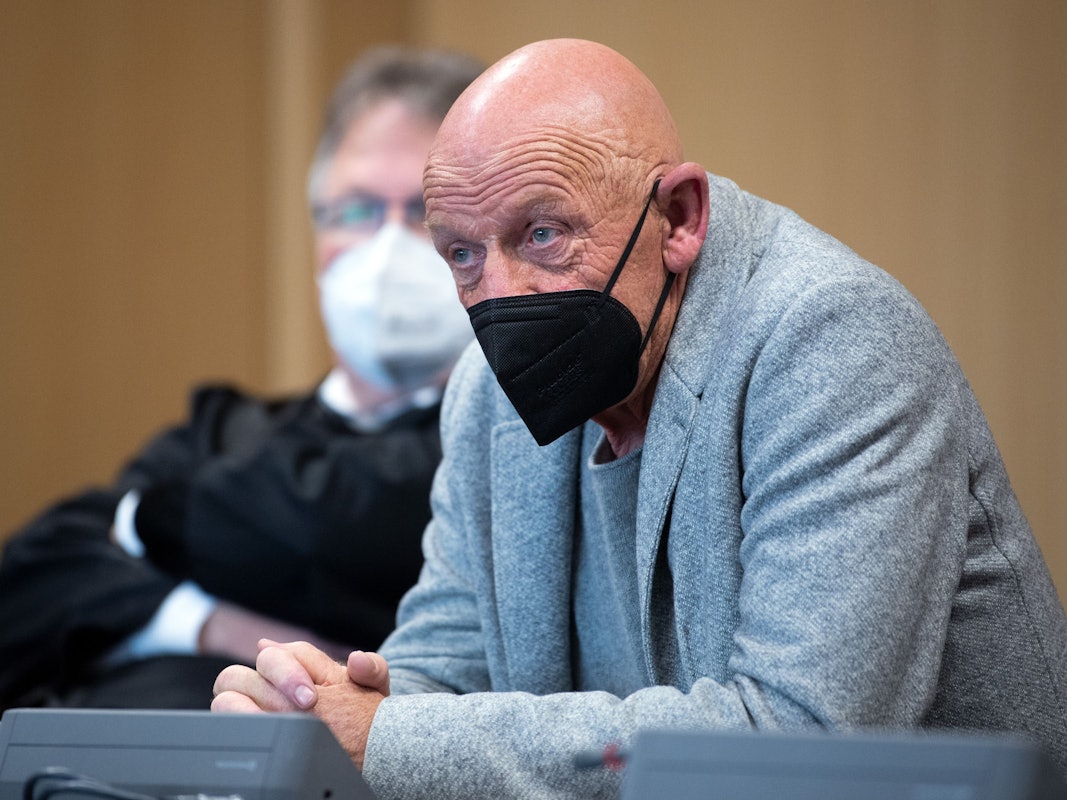 Joe Bausch, Schauspieler und Arzt, wartet mit seinem Anwalt Peter Wehn auf den Beginn der Verhandlung. dpa-Bildfunk +++