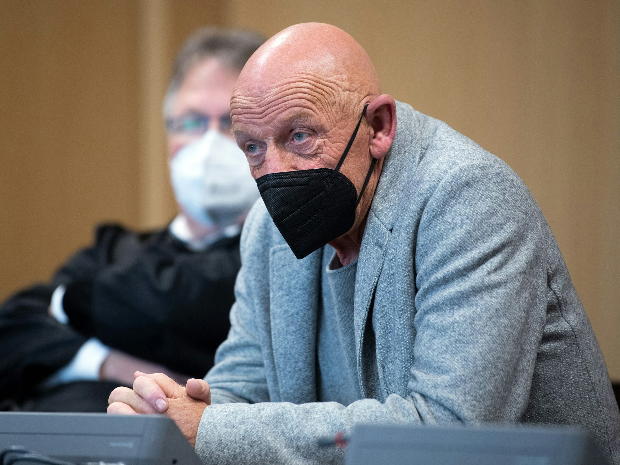 Joe Bausch, Schauspieler und Arzt, wartet mit seinem Anwalt Peter Wehn auf den Beginn der Verhandlung. dpa-Bildfunk +++