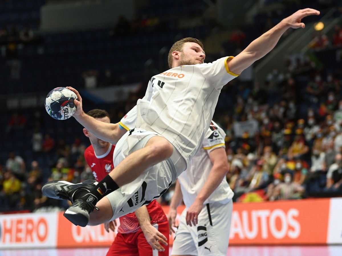 Deutschlands Pilipp Weber fliegt aufs polnische Tor zu.