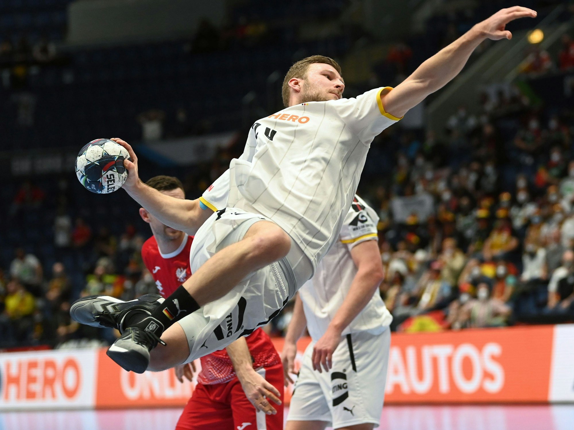 Deutschlands Pilipp Weber fliegt aufs polnische Tor zu.