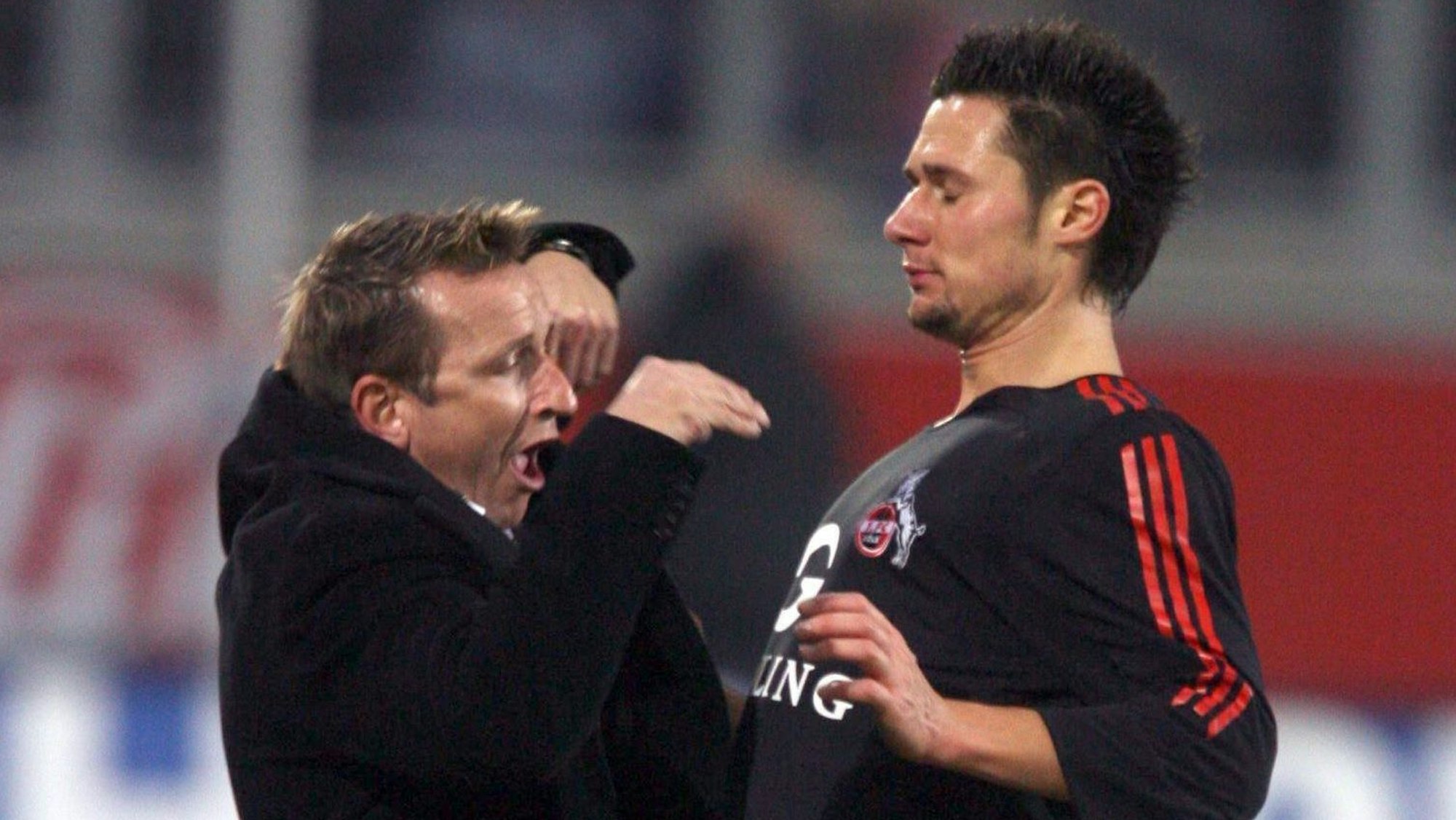 Norbert Meier und Albert Streit lassen sich zu Boden fallen