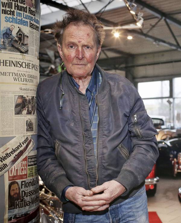 Michael Fröhlich
Ehemaliger Rennfahrrer und bekannter Autohändler aus
Mettmann, wurde vor seinem Privathaus zusammengeschlagen und beraubt. Seine Blessuren sind nocht deutloich erkennbar.
Foto: Anke Hesse
17.01.2021