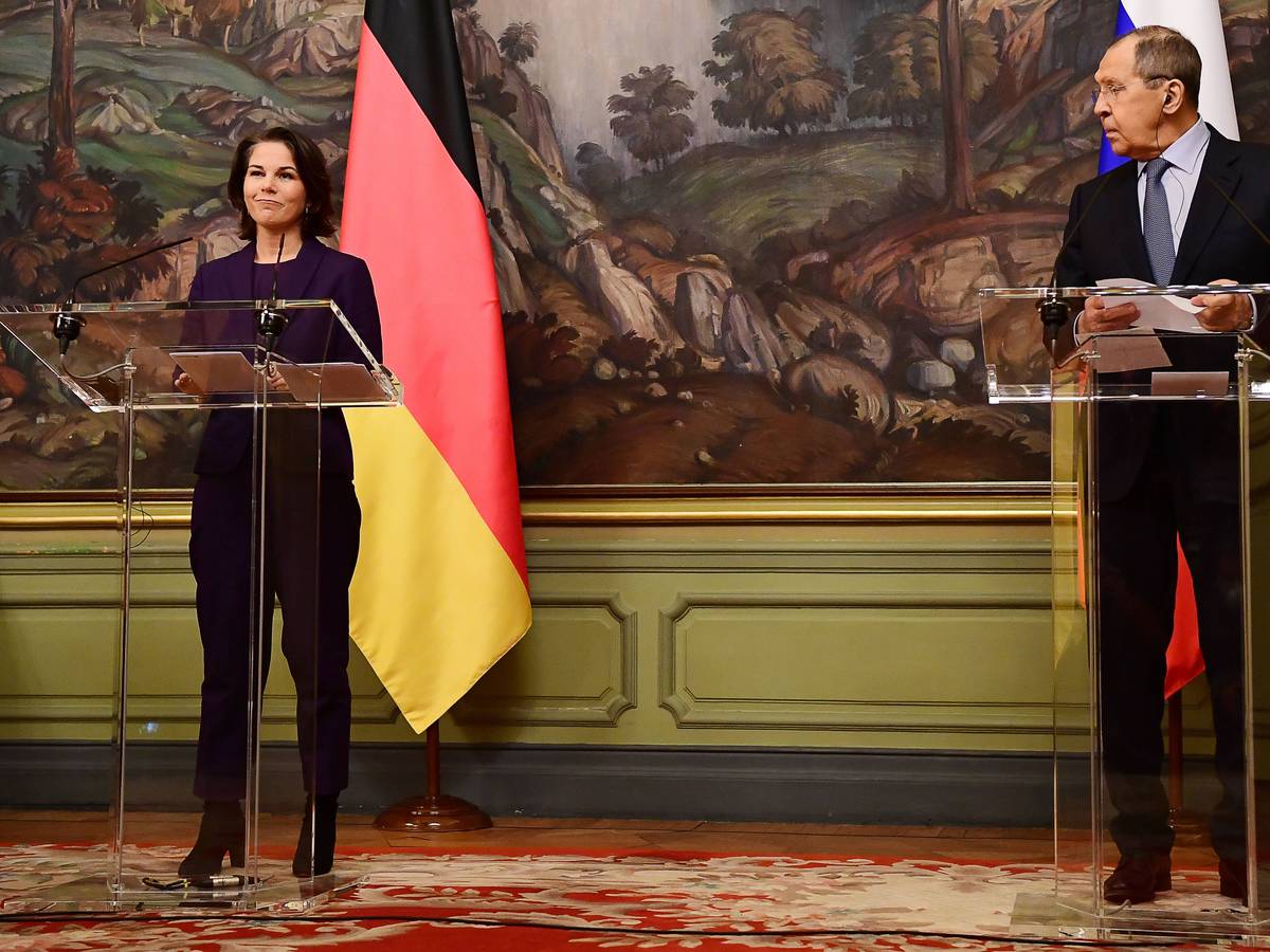 Sergei Lawrow (r.) blickt Annalena Baerbock (l.) an, während beide die Ergebnisse ihrer Gespräche bekanntgeben. Beide haben ihre Landesflagge hinter sich.