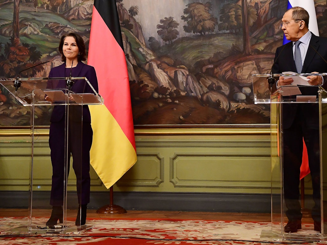 Sergei Lawrow (r.) blickt Annalena Baerbock (l.) an, während beide die Ergebnisse ihrer Gespräche bekanntgeben. Beide haben ihre Landesflagge hinter sich.