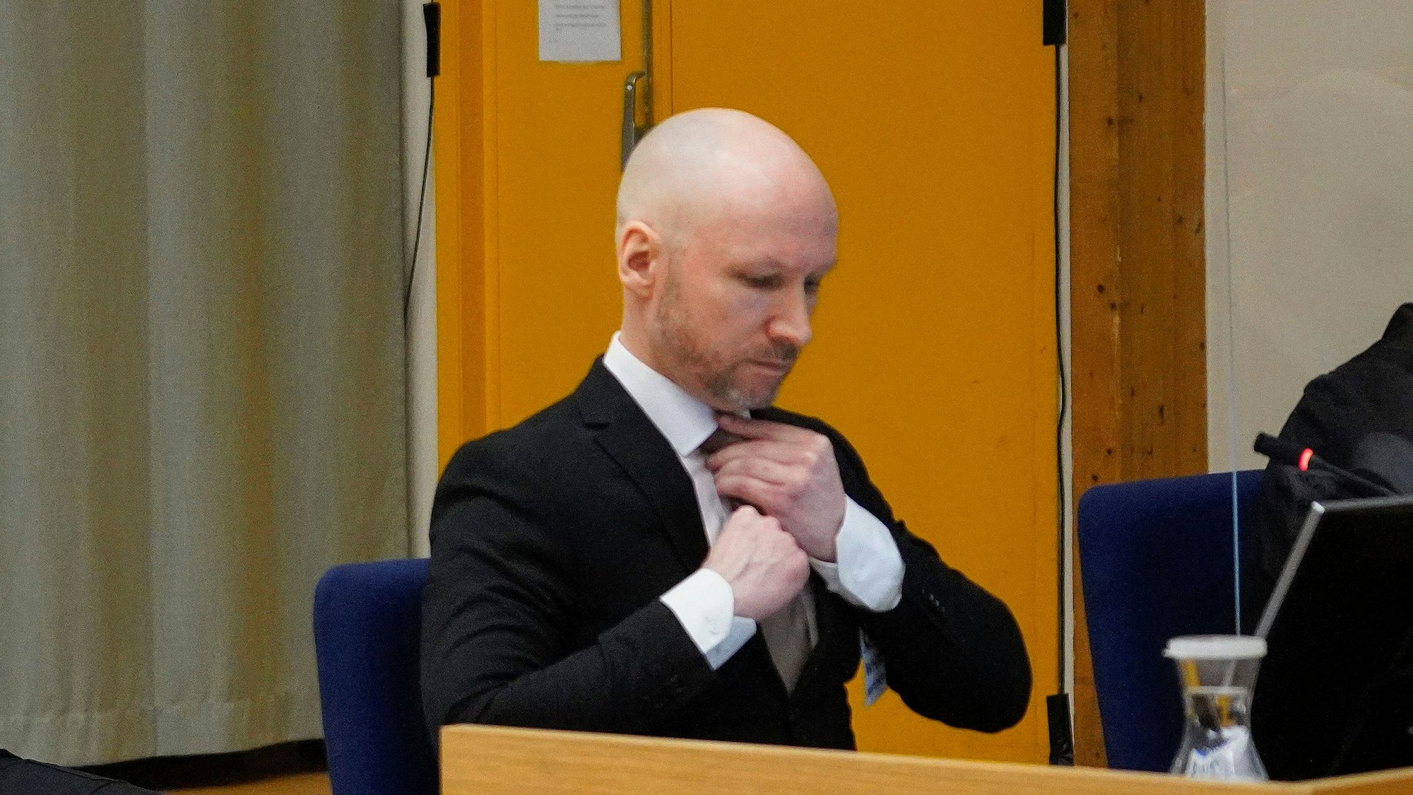 Anders Breivik am 18. Januar 2022 vor Gericht. Die Richter prüfen, ob der Massenmörder vorzeitig aus der Haft entlassen werden darf.