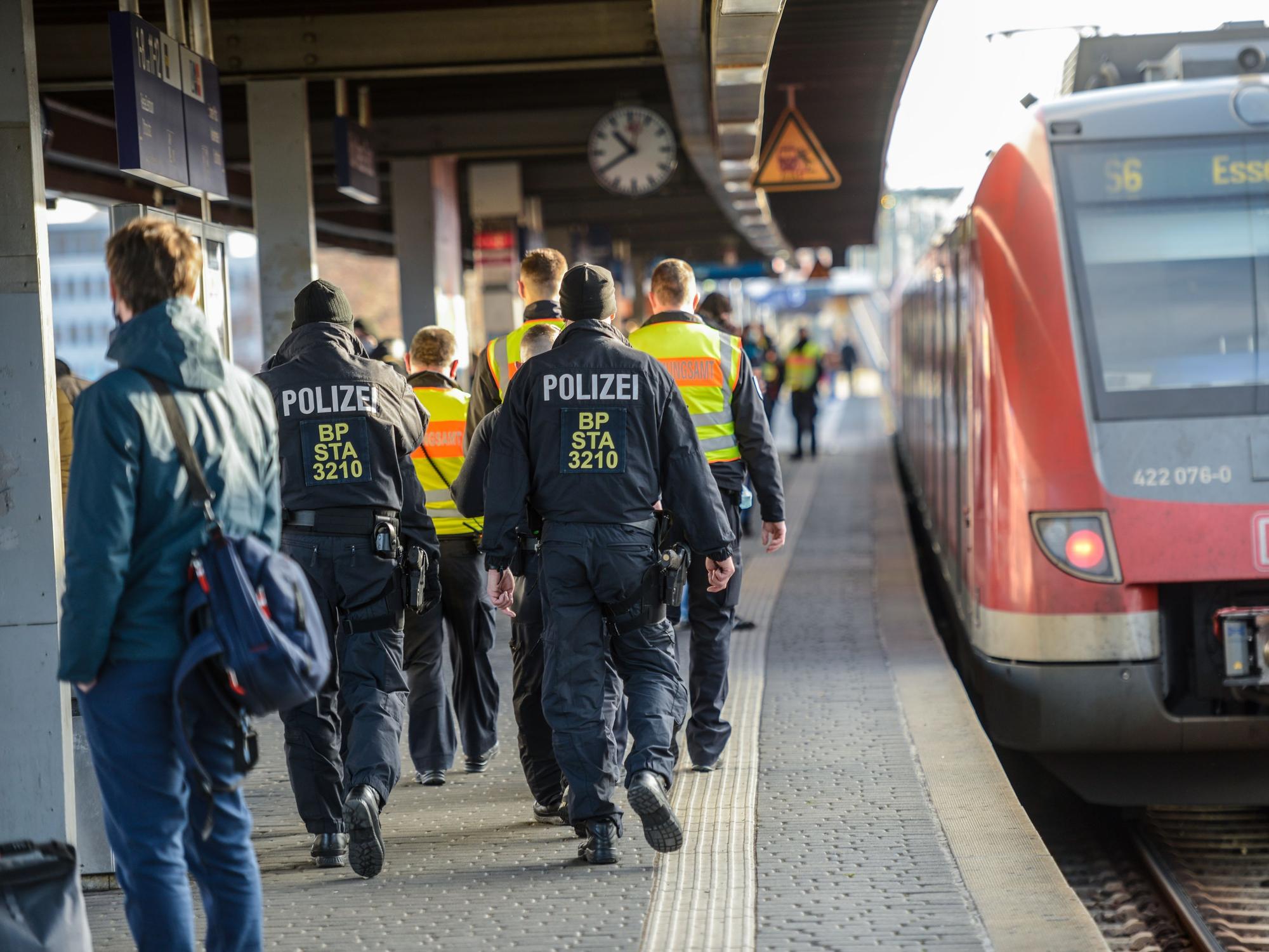 Polizei an einem Zug am Bahnhof Köln Messe/Deutz.