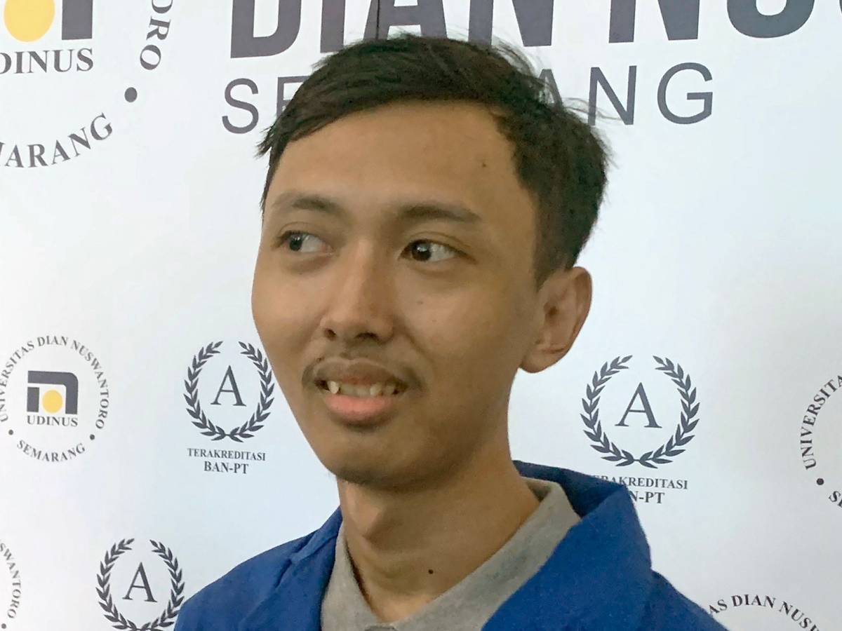 Der indonesische Student Sultan Gustaf Al Ghozali lächelt bei einer Veranstaltung seiner Universität am 14. Januar 2022.