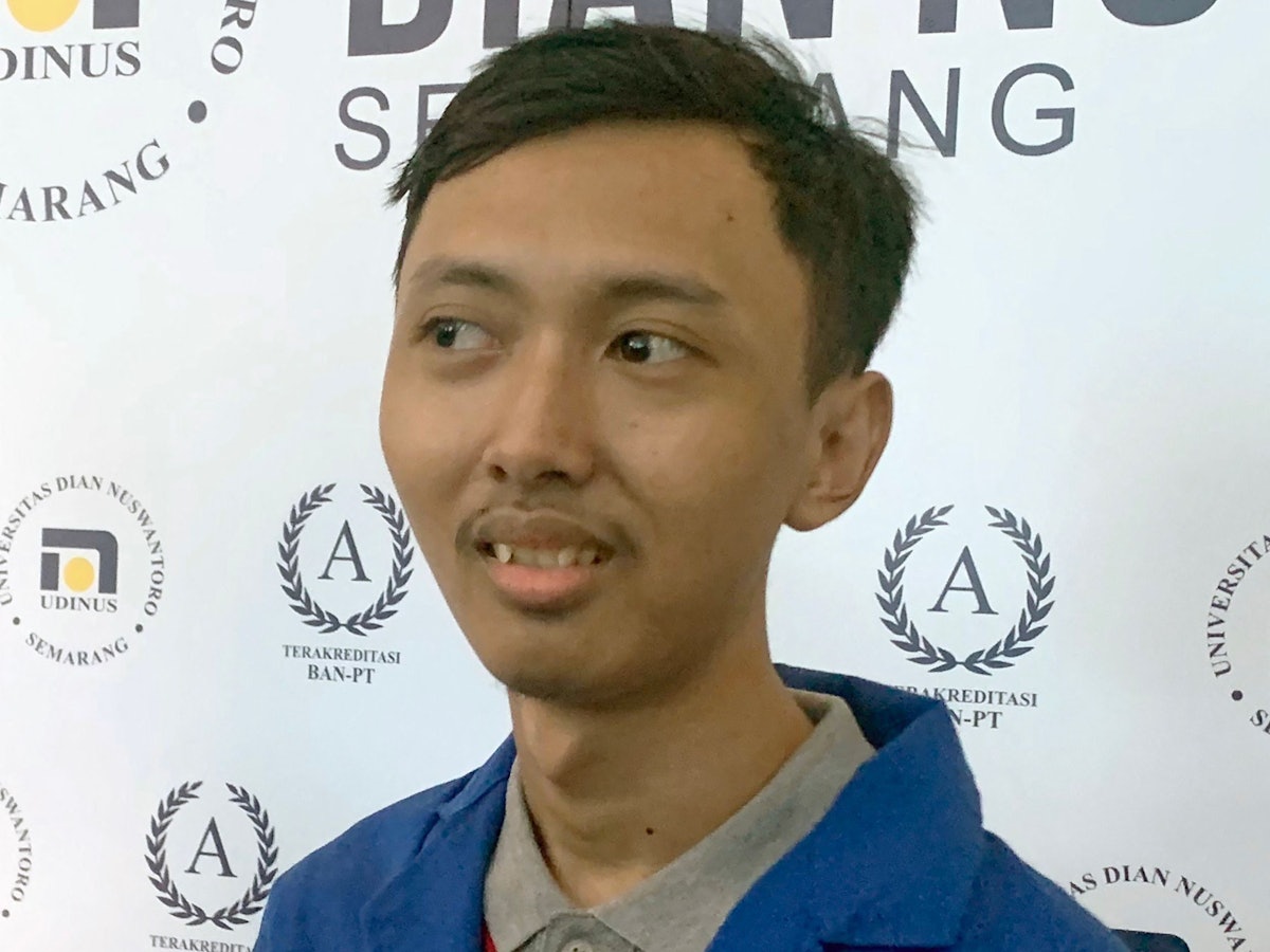 Der indonesische Student Sultan Gustaf Al Ghozali lächelt bei einer Veranstaltung seiner Universität am 14. Januar 2022.