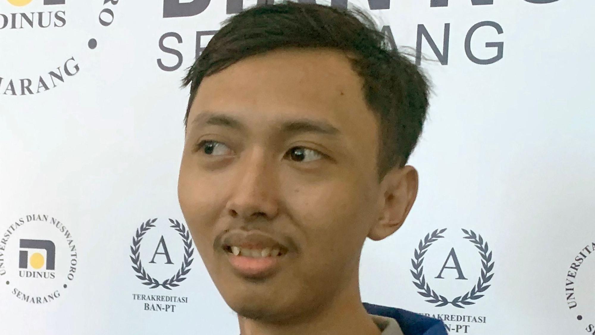 Der indonesische Student Sultan Gustaf Al Ghozali lächelt bei einer Veranstaltung seiner Universität am 14. Januar 2022.
