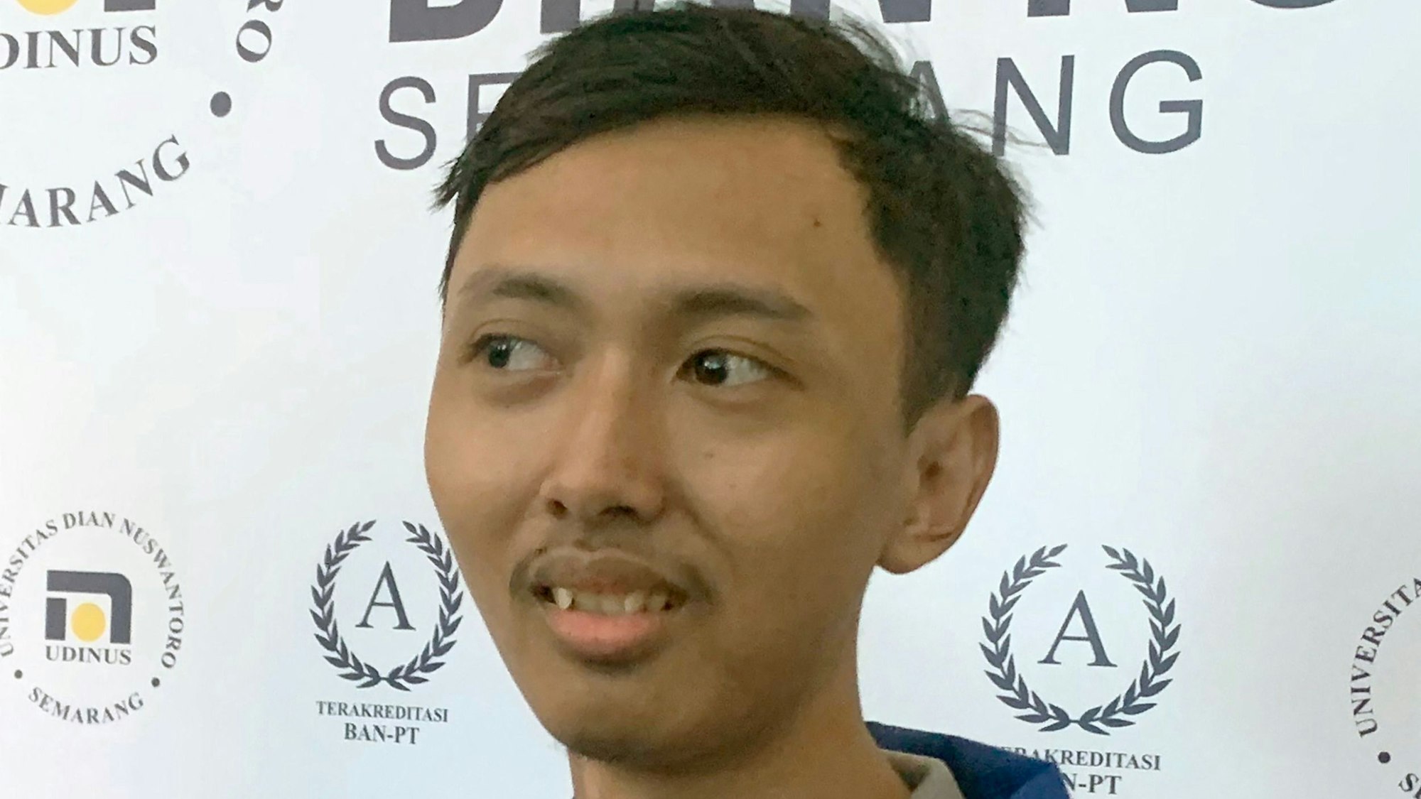 Der indonesische Student Sultan Gustaf Al Ghozali lächelt bei einer Veranstaltung seiner Universität am 14. Januar 2022.