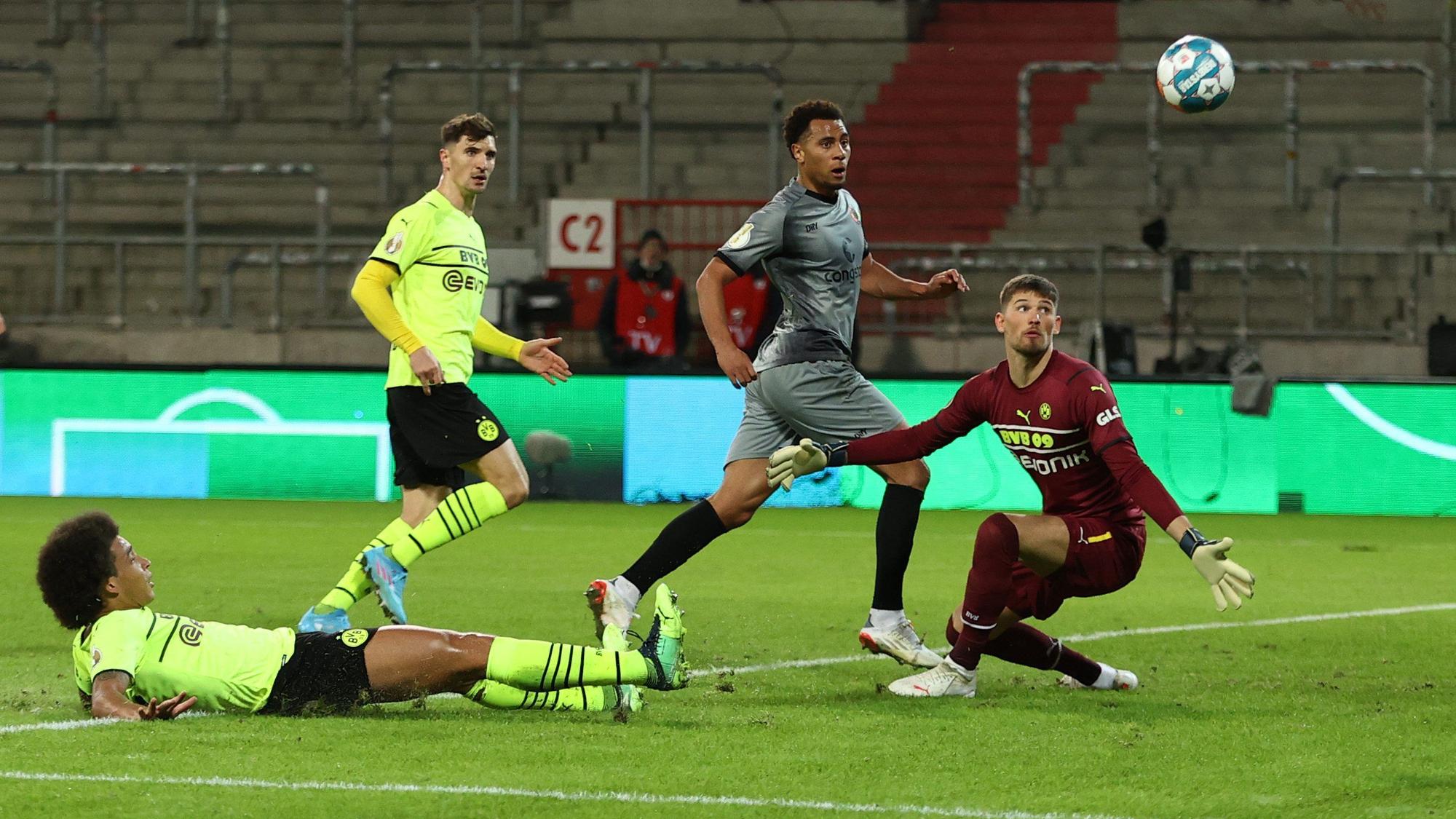 Axel Witsel grätscht eine Hereingabe im DFB-Pokal ins eigene Tor.