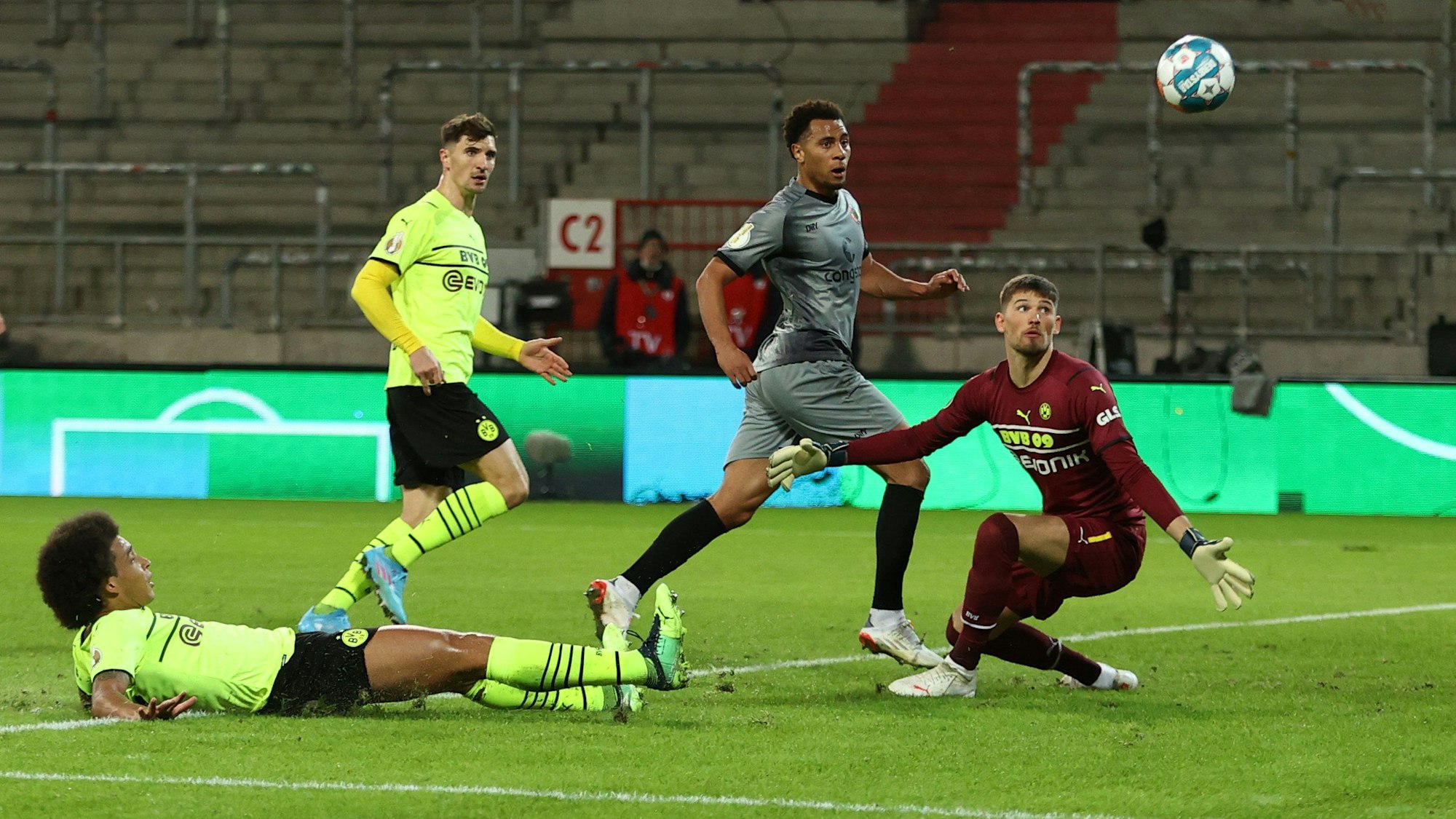 Axel Witsel grätscht eine Hereingabe im DFB-Pokal ins eigene Tor.
