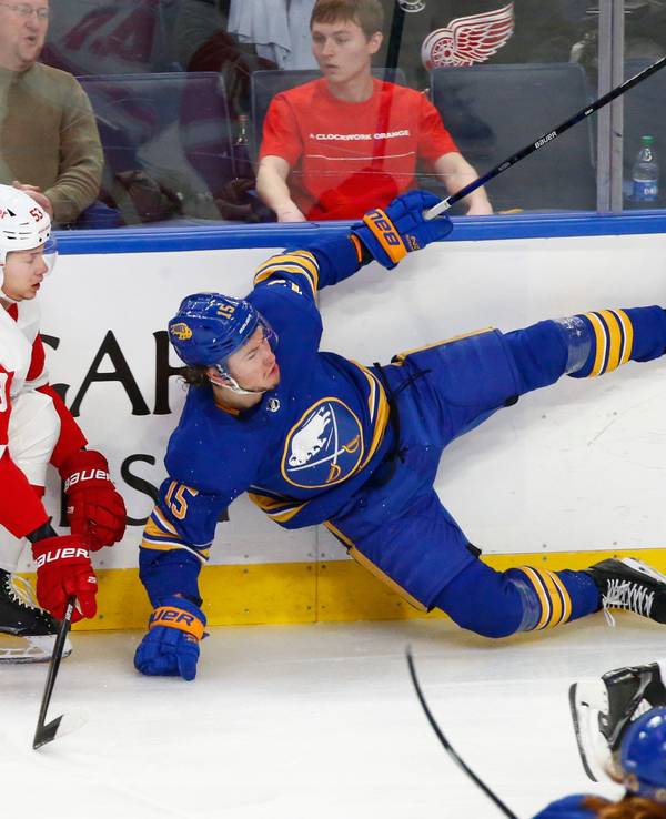 Buffalo-Spieler John Hayden (r.) geht im Zweikampf mit Detroit-Rookie Moritz Seider (l.) zu Boden.
