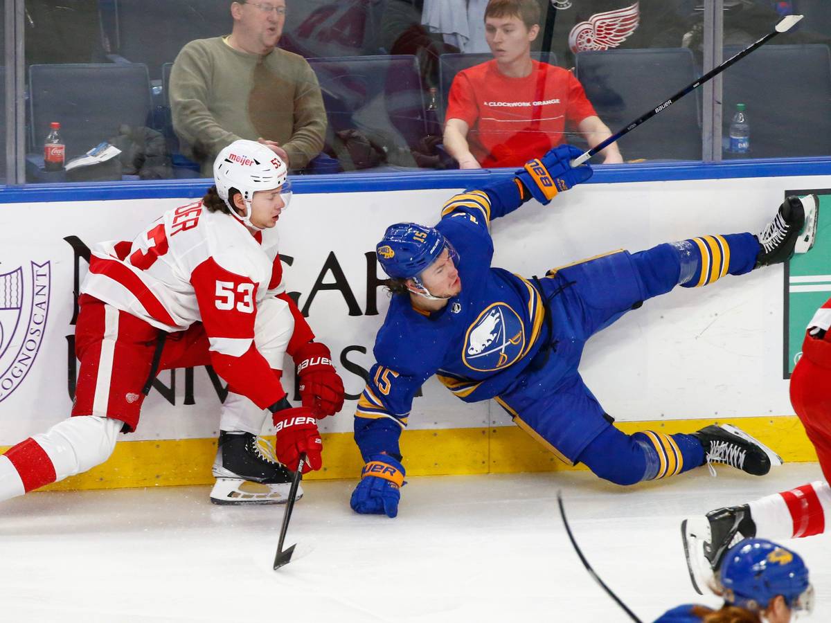 Buffalo-Spieler John Hayden (r.) geht im Zweikampf mit Detroit-Rookie Moritz Seider (l.) zu Boden.