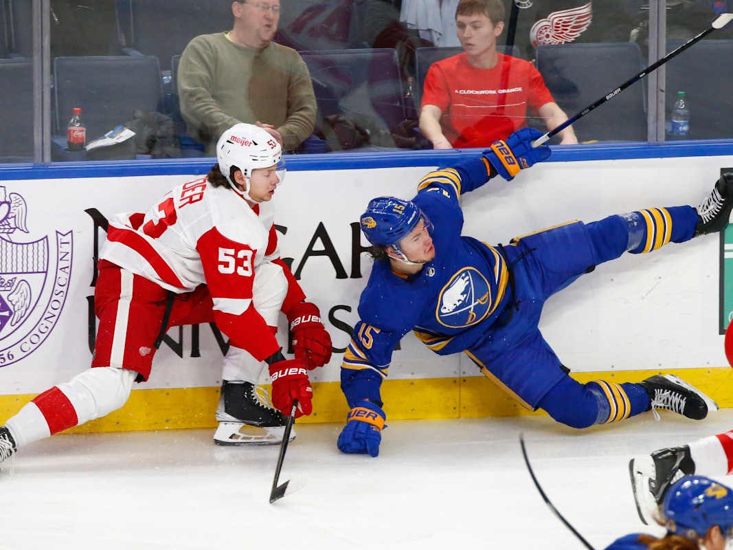 Buffalo-Spieler John Hayden (r.) geht im Zweikampf mit Detroit-Rookie Moritz Seider (l.) zu Boden.