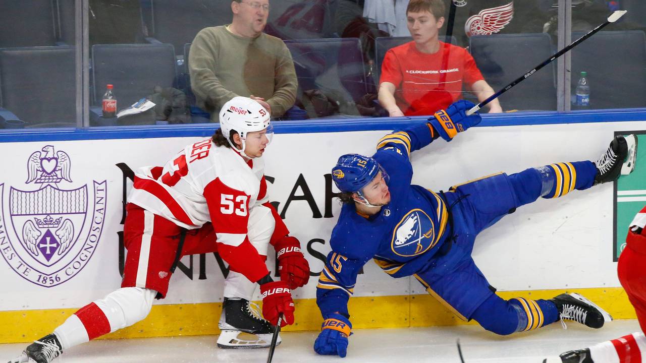 Buffalo-Spieler John Hayden (r.) geht im Zweikampf mit Detroit-Rookie Moritz Seider (l.) zu Boden.
