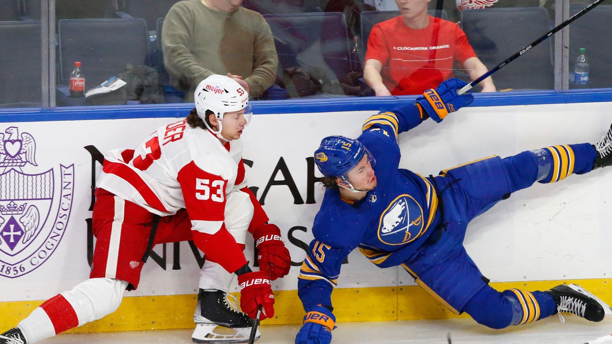 Buffalo-Spieler John Hayden (r.) geht im Zweikampf mit Detroit-Rookie Moritz Seider (l.) zu Boden.