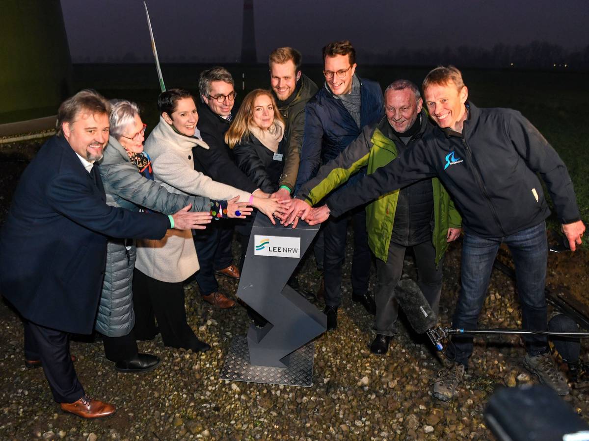 Nordrhein-Westfalens Ministerpräsident Hendrik Wüst schaltet symbolisch die blinkenden Warnlampen in einem Windpark aus.
