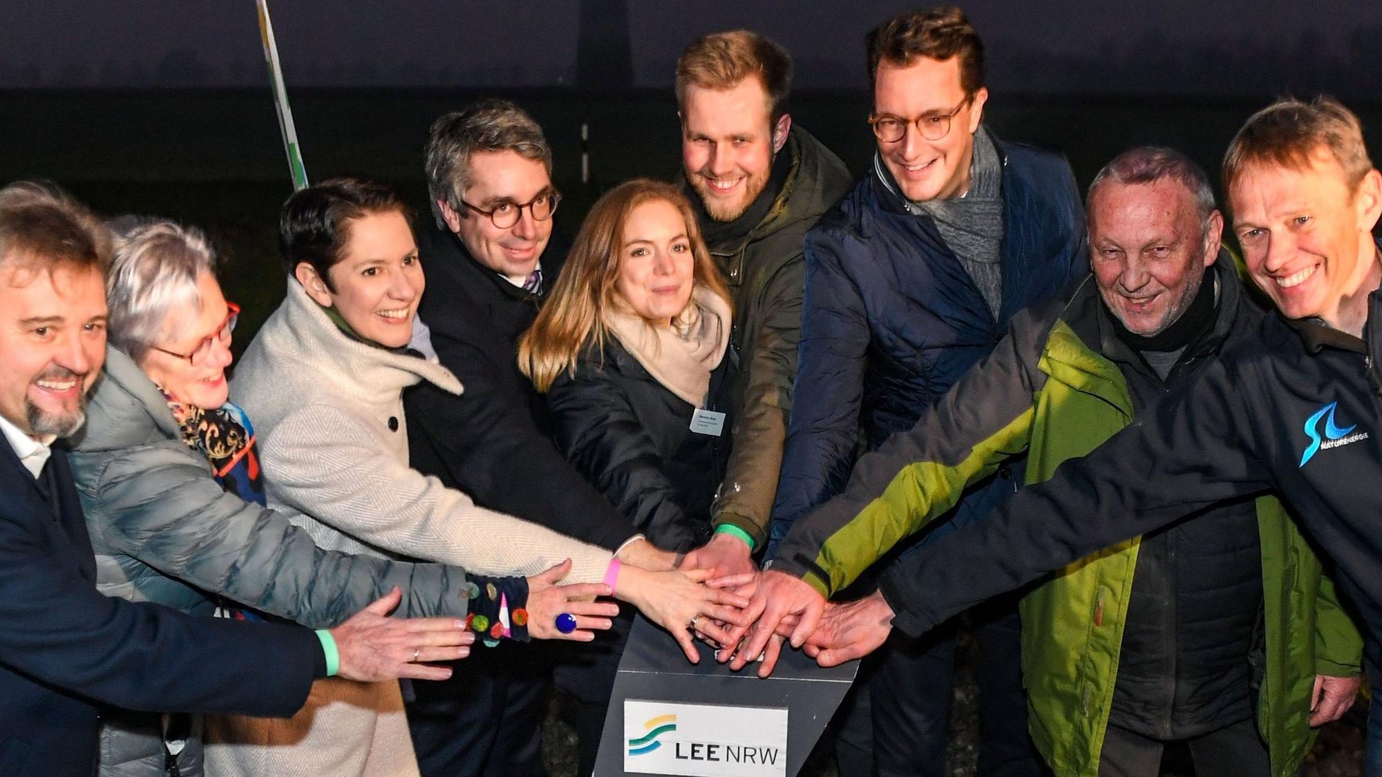Nordrhein-Westfalens Ministerpräsident Hendrik Wüst schaltet symbolisch die blinkenden Warnlampen in einem Windpark aus.