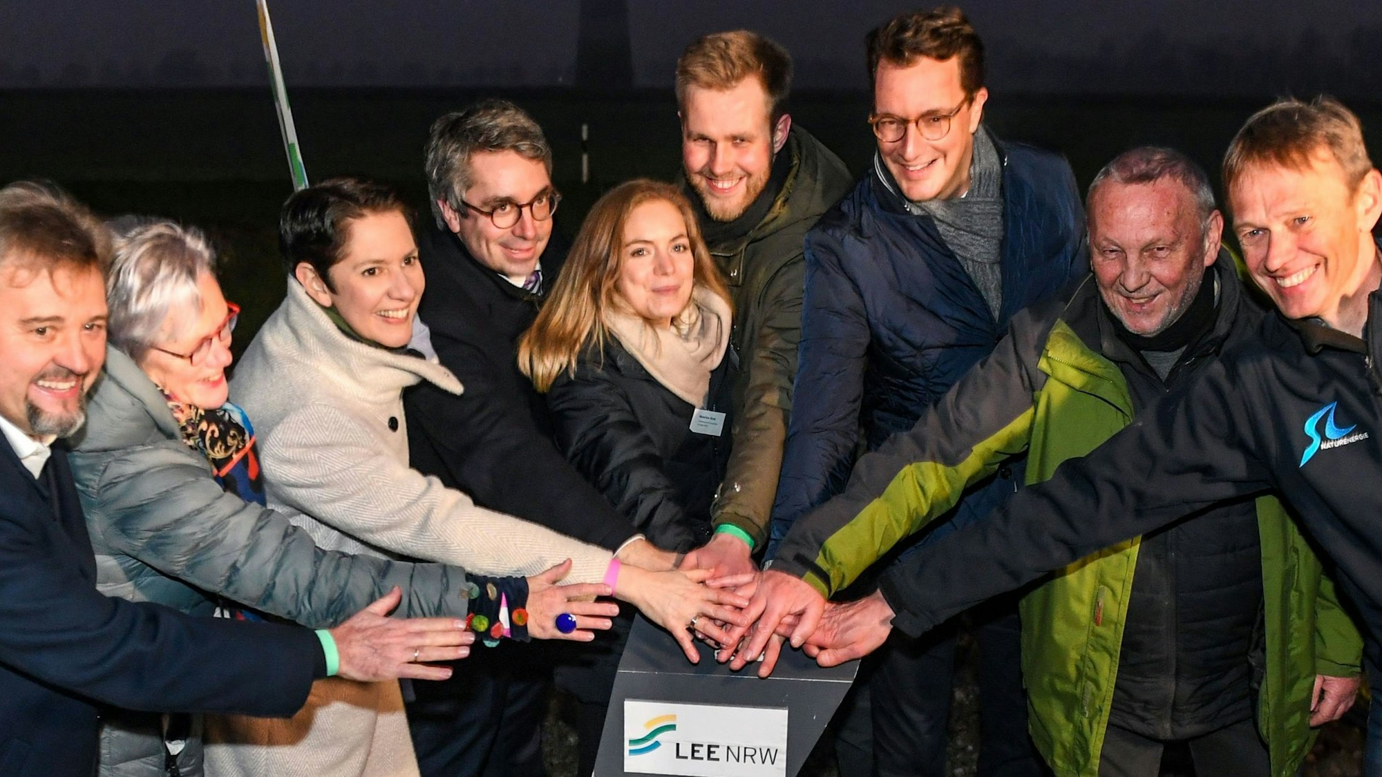 Nordrhein-Westfalens Ministerpräsident Hendrik Wüst schaltet symbolisch die blinkenden Warnlampen in einem Windpark aus.