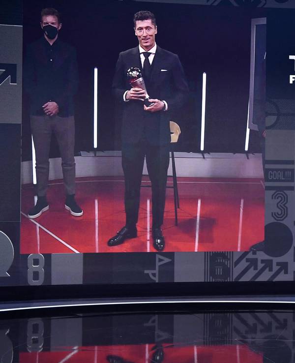 FIFA-Präsident Gianni Infantino spricht nach der Verleihung am 17. Januar 2022 mit Weltfußballer Robert Lewandowski (auf dem Bildschirm).