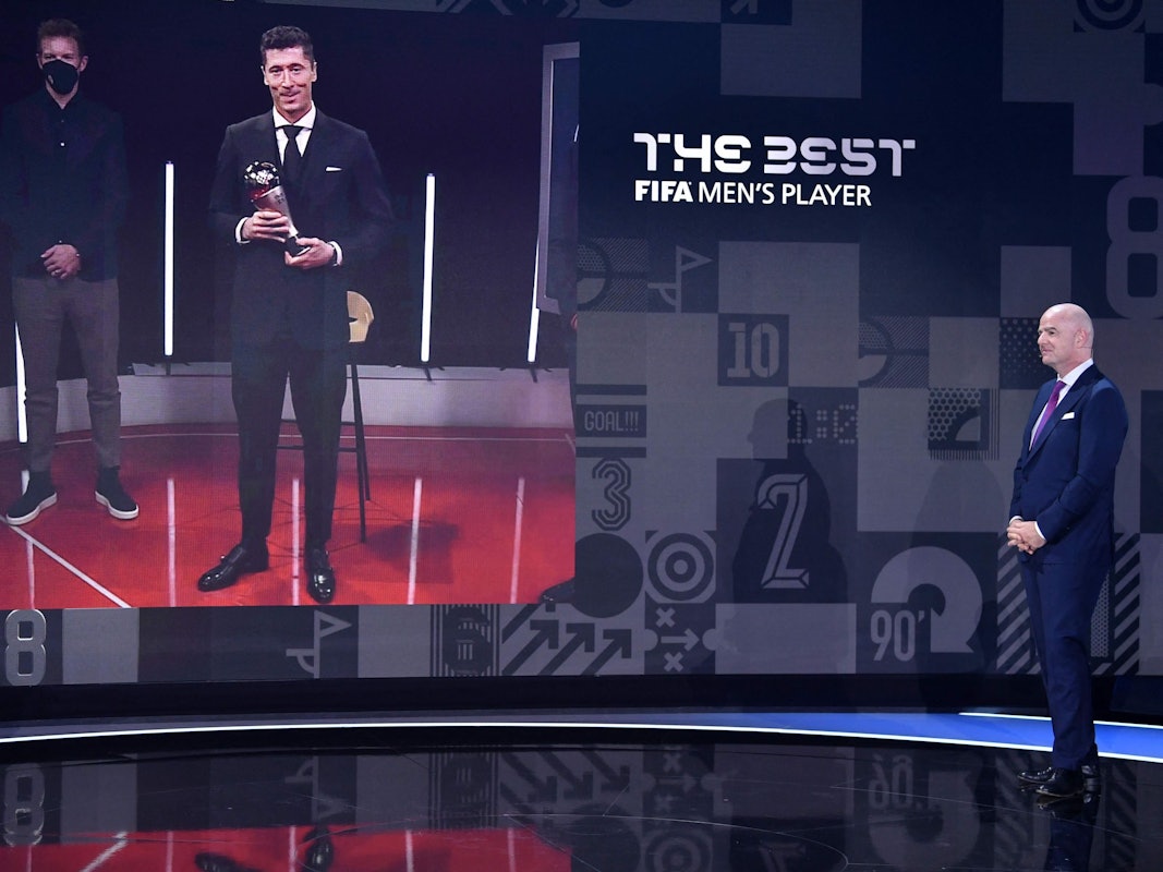 FIFA-Präsident Gianni Infantino spricht nach der Verleihung am 17. Januar 2022 mit Weltfußballer Robert Lewandowski (auf dem Bildschirm).