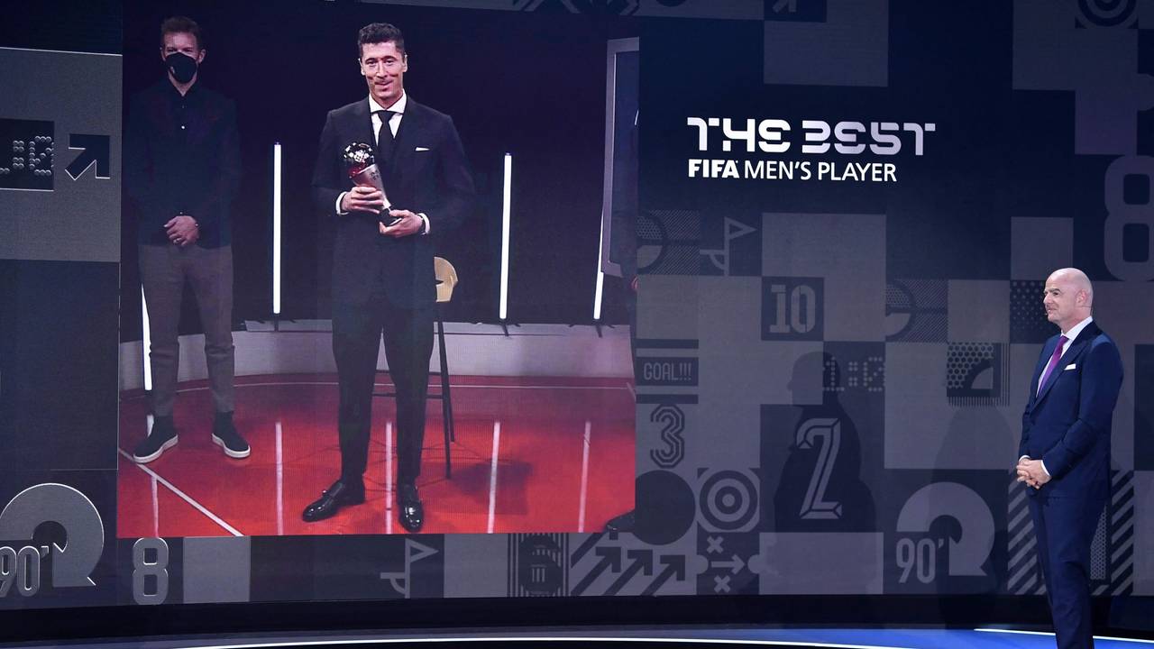 FIFA-Präsident Gianni Infantino spricht nach der Verleihung am 17. Januar 2022 mit Weltfußballer Robert Lewandowski (auf dem Bildschirm).