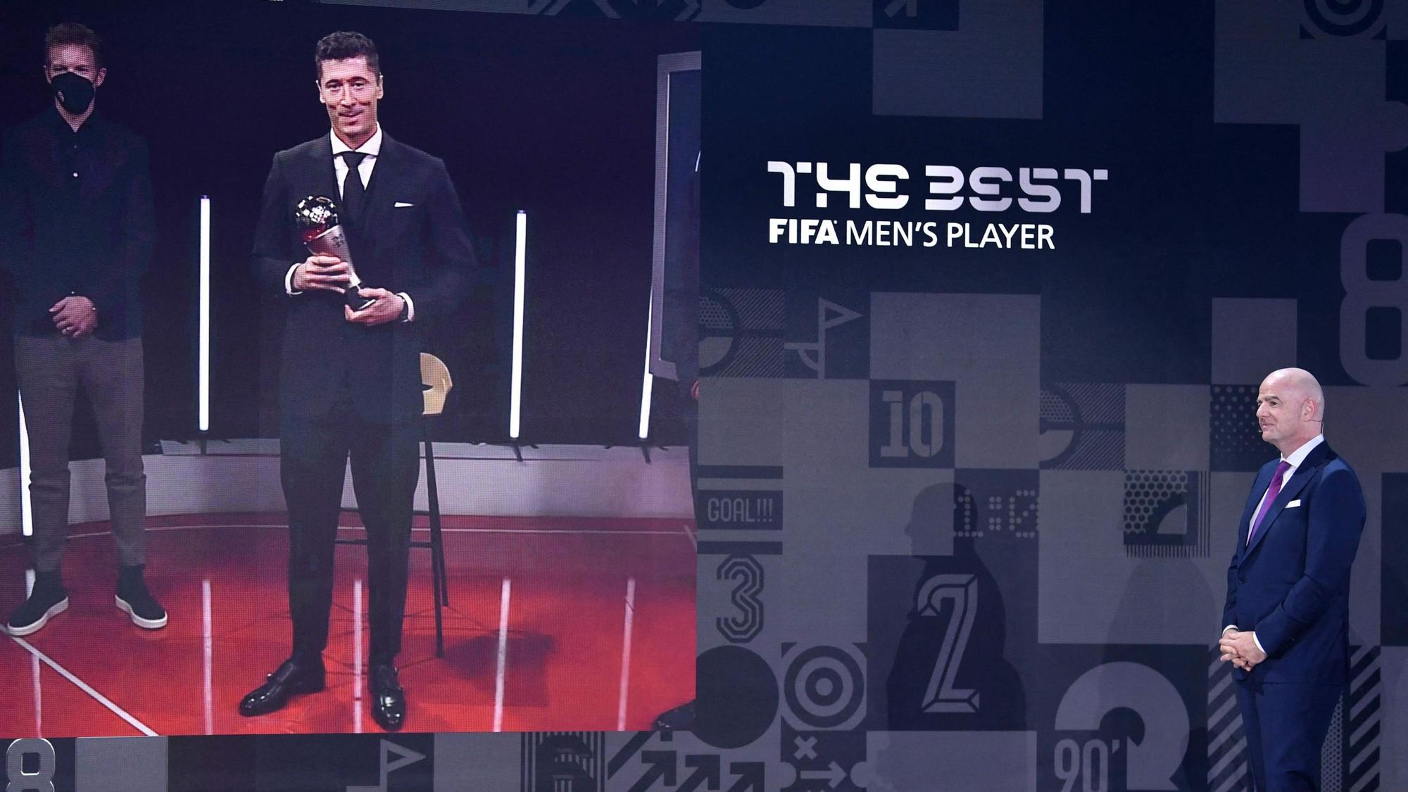 FIFA-Präsident Gianni Infantino spricht nach der Verleihung am 17. Januar 2022 mit Weltfußballer Robert Lewandowski (auf dem Bildschirm).