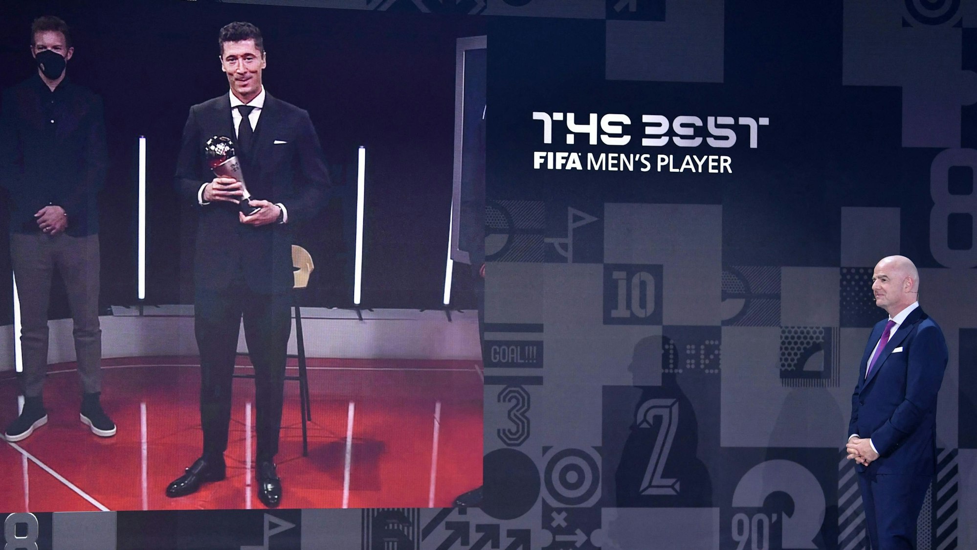 FIFA-Präsident Gianni Infantino spricht nach der Verleihung am 17. Januar 2022 mit Weltfußballer Robert Lewandowski (auf dem Bildschirm).