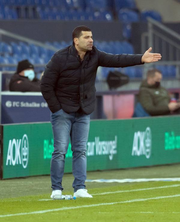 Dimitrios Grammozis gestikuliert bei einem Schalke-Spiel am Seitenrand.