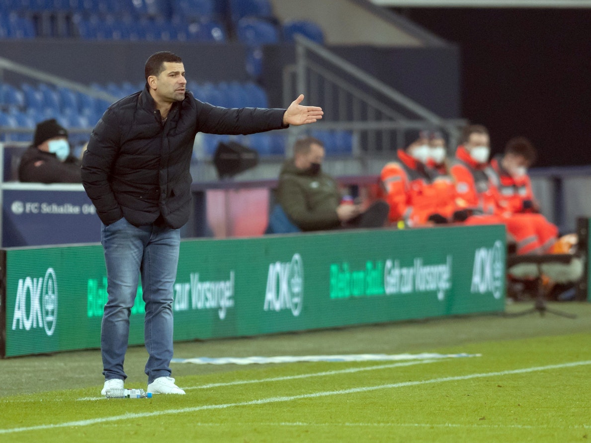 Dimitrios Grammozis gestikuliert bei einem Schalke-Spiel am Seitenrand.