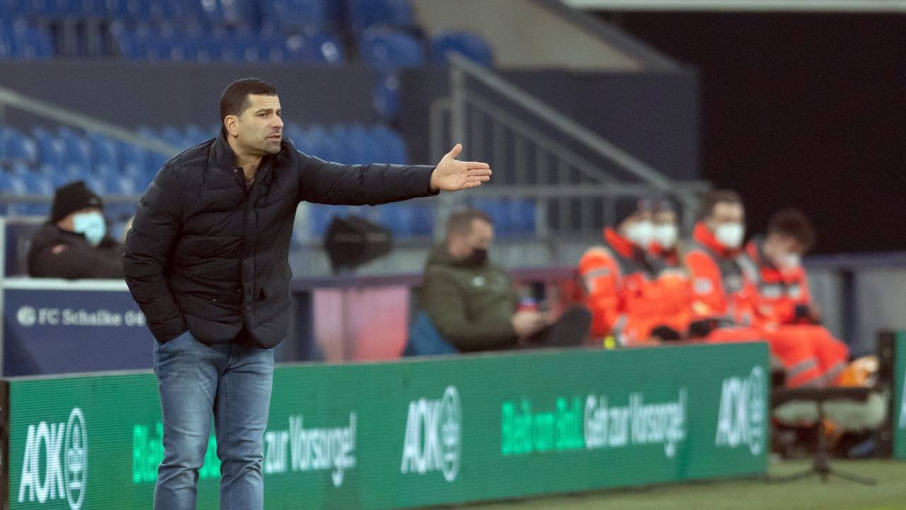 Dimitrios Grammozis gestikuliert bei einem Schalke-Spiel am Seitenrand.
