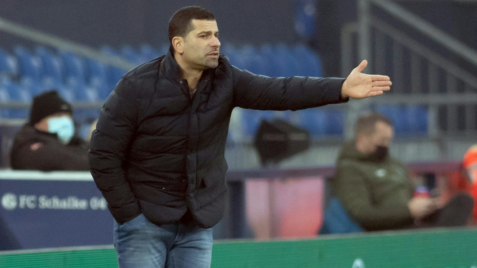 Dimitrios Grammozis gestikuliert bei einem Schalke-Spiel am Seitenrand.