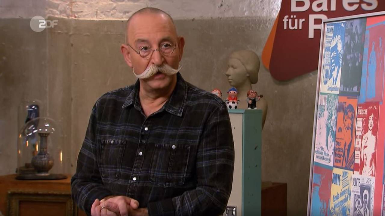 „Bares für Rares“-Moderator Horst Lichter begutachtet ein Gemälde.