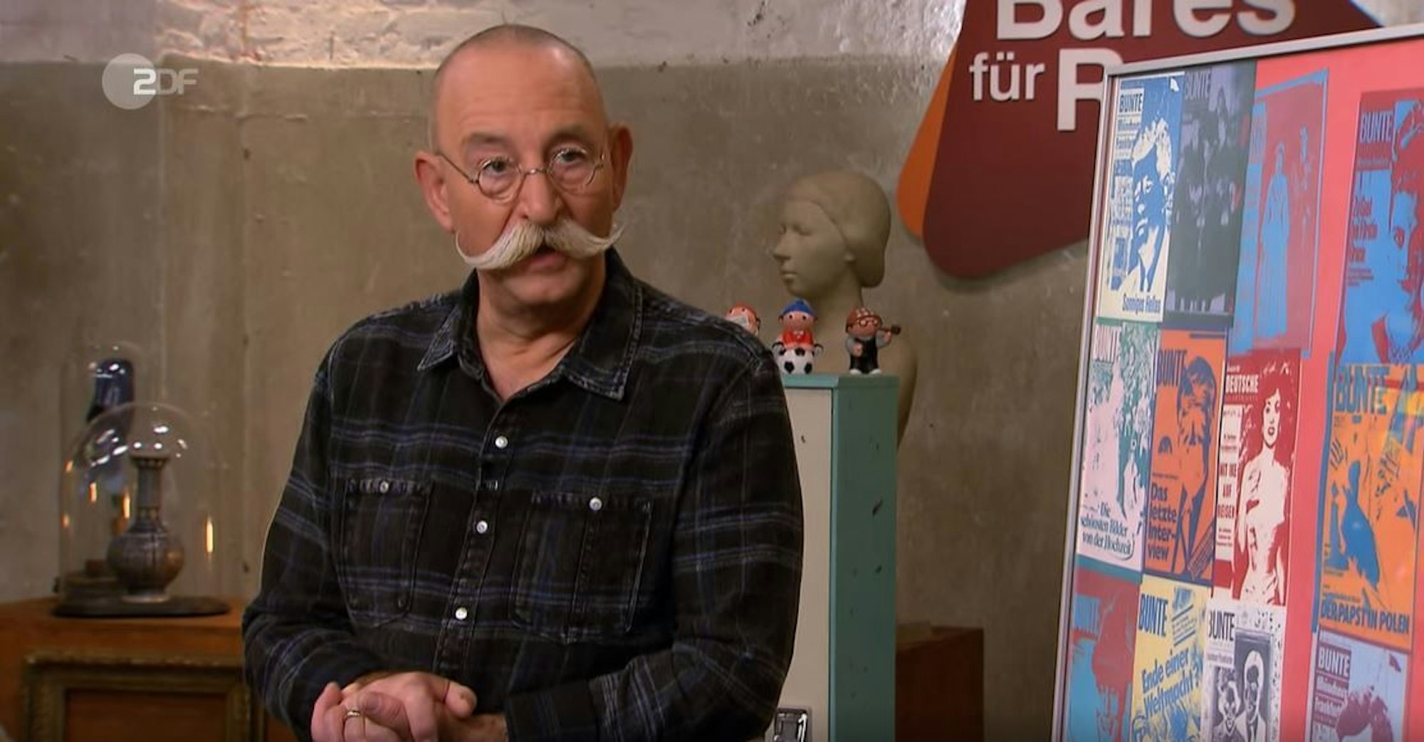 „Bares für Rares“-Moderator Horst Lichter begutachtet ein Gemälde.