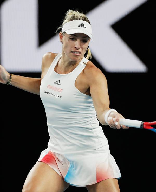 Angelique Kerber schlägt mit dem Schläger gegen den Ball.
