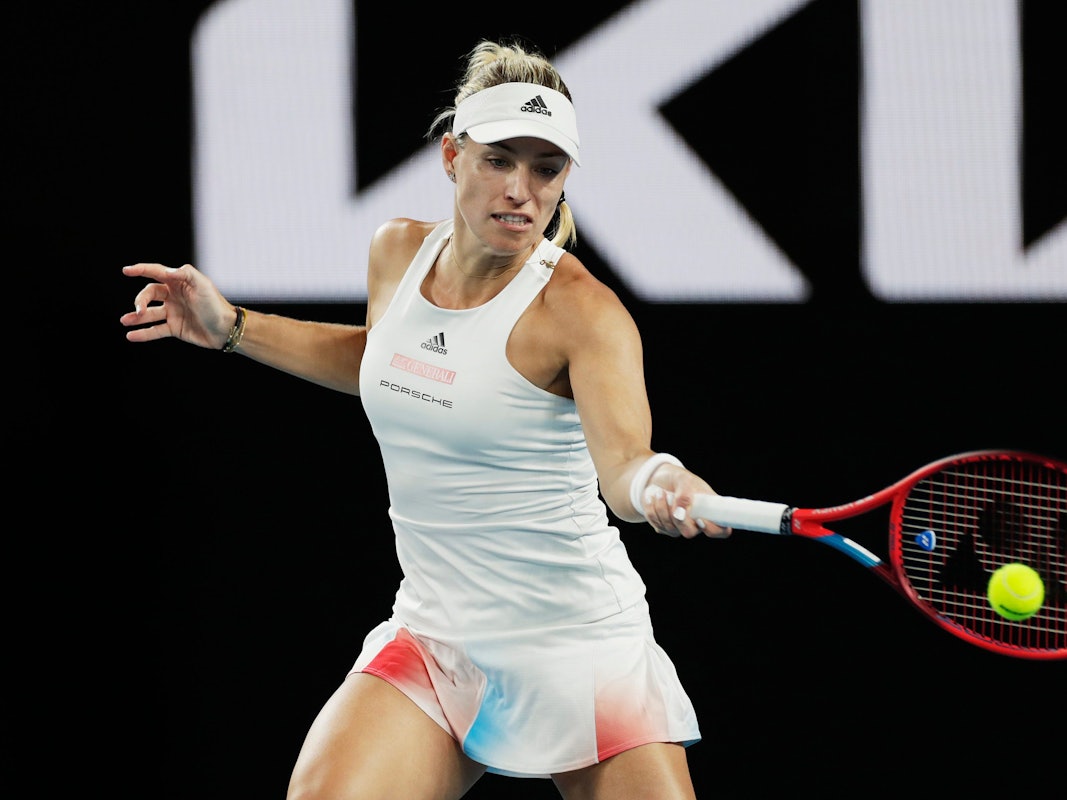 Angelique Kerber schlägt mit dem Schläger gegen den Ball.