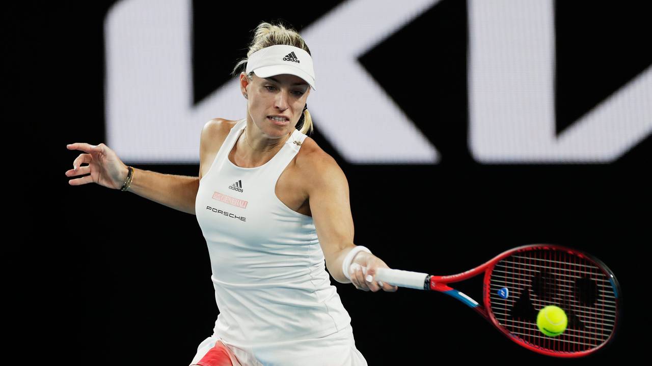 Angelique Kerber schlägt mit dem Schläger gegen den Ball.