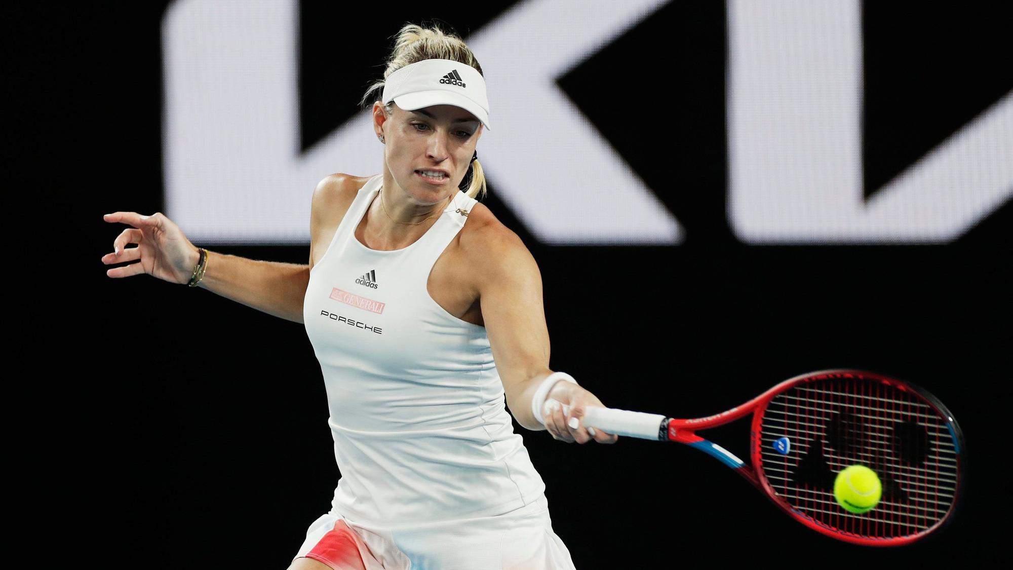 Angelique Kerber schlägt mit dem Schläger gegen den Ball.