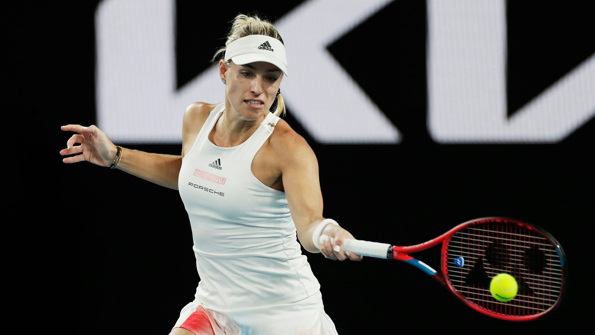 Angelique Kerber schlägt mit dem Schläger gegen den Ball.