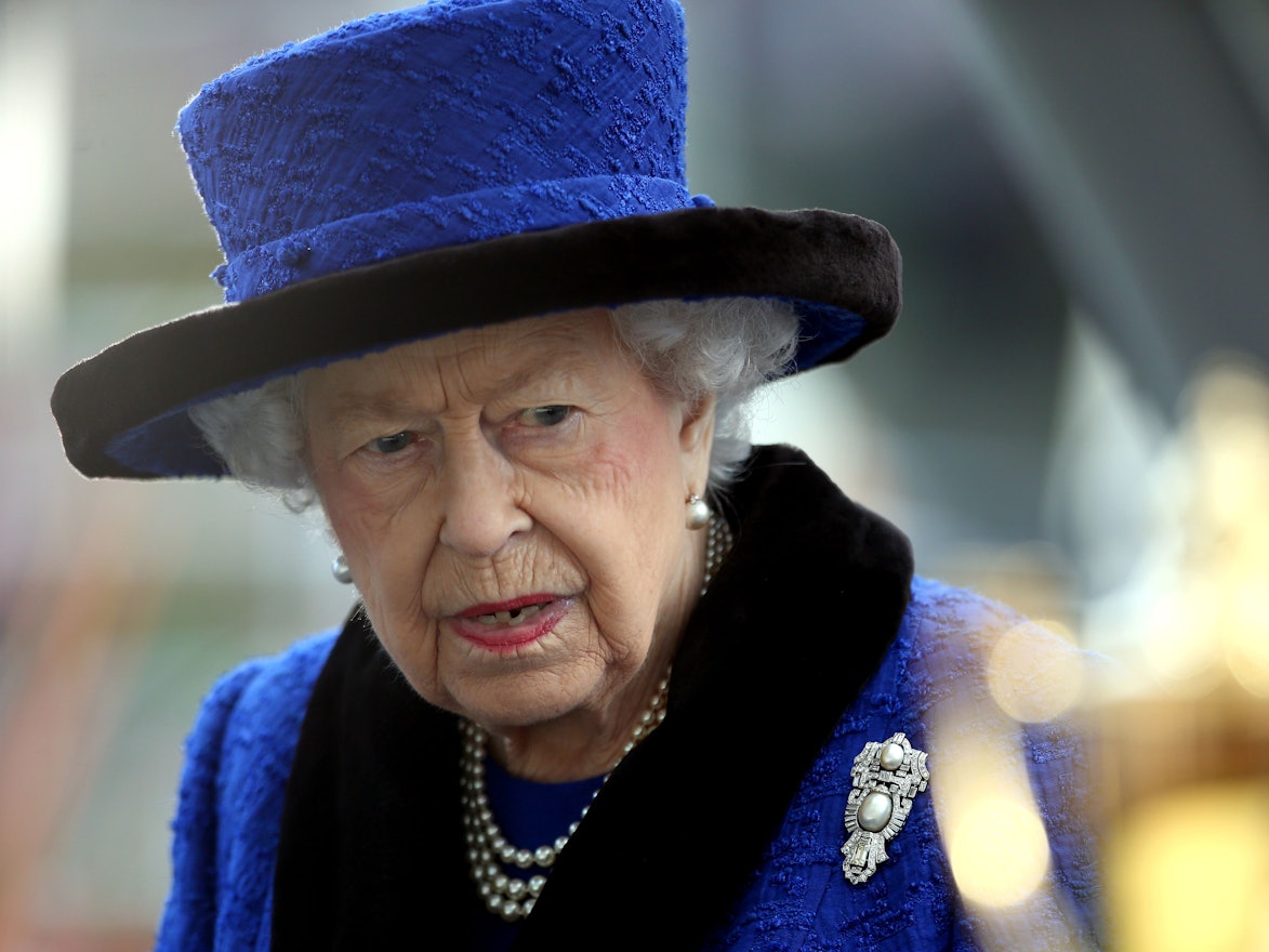 Die britische Königin Elizabeth II. in einem dunkelblauen Kostüm. Foto vom 16. Oktober 2021.